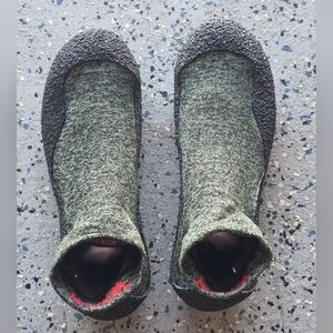 WHITIN Minimalist barefoot sock shoes in speckled green.